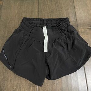 NWOT!! LULULEMON HOTTY HOT SHORTS SIZE 2